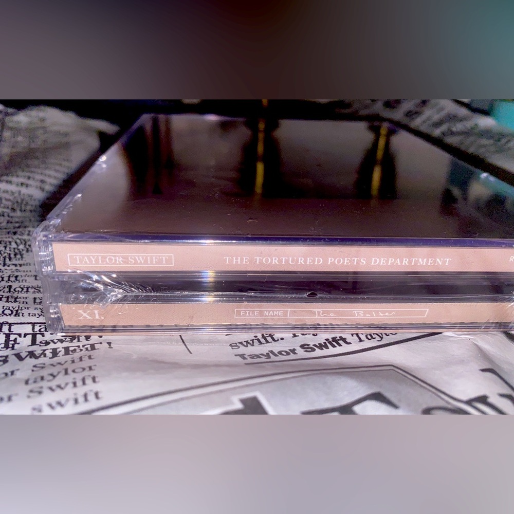 Taylor Swift “The Bolter” collectors edition! - Picture 2 of 2